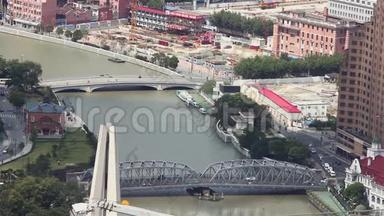 上海城市景观，几座桥梁在一条河上蔓延，上海，中国